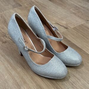 NEW Women’s IDIFU Silver Glitter Buckle Pumps